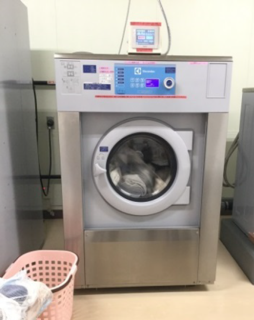 業務用洗濯機に接続して衣類の洗濯に使用しています