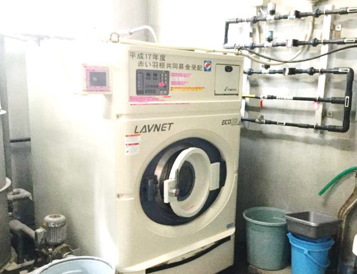 ESS-300は業務用洗濯機に接続。タッチパネルによる簡単設定で電解水による洗濯が可能。アルカリ性電解水で汚れを分解し、酸性電解水で除菌、消臭、漂白を行います。