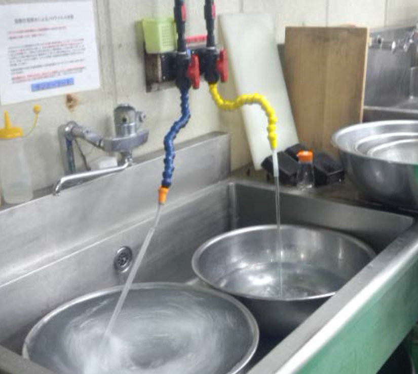 食堂には@除菌を設置。託児施設では噴霧器で酸性電解水を使った空間除菌を行っています。