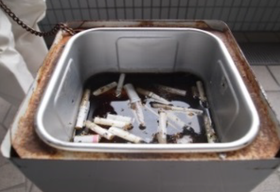 灰皿から回収したタバコの吸殻にも、上から電解水をかけ、臭いの拡散を防止。