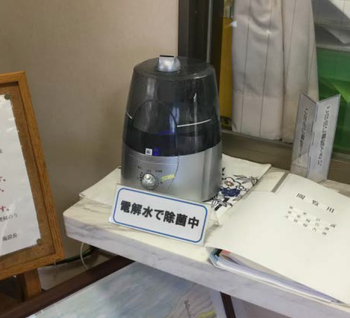 玄関、食堂をはじめ館内数か所に専用の噴霧器『プロミスト』を10台設置。加湿も兼ねて空間除菌に使用しています。