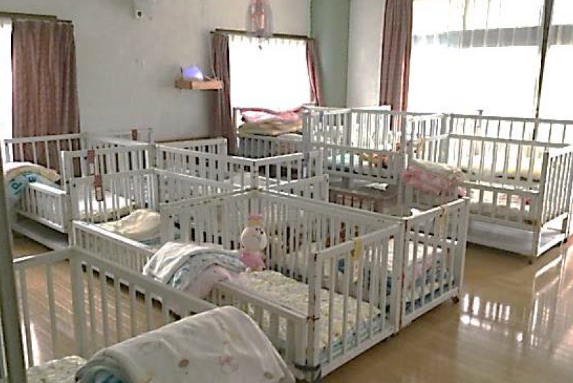 加湿機に酸性電解水をいれて空間除菌。24時間毎日使用しています。以前水で使っていた時は壁にカビが発生してましたが、酸性電解水にしてからなくなりました。