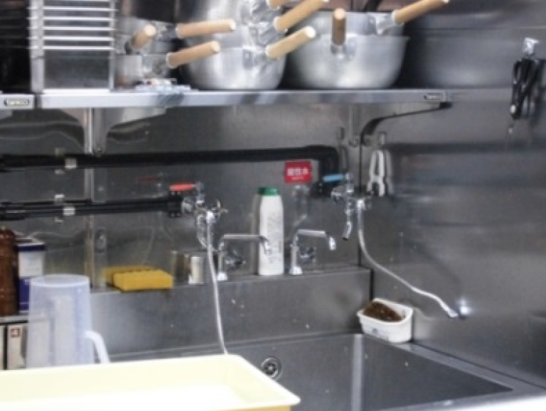 取水口は、調理場内に2つ。屋外に1つ。