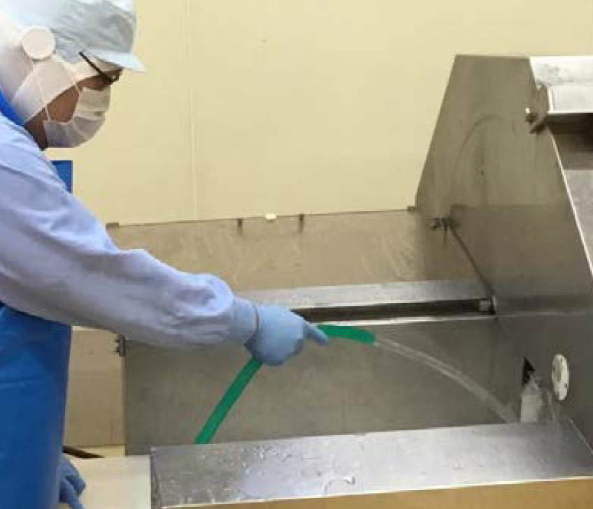 スライサー機器などのしつこい油脂には洗剤を使っていますが、最終工程で電解水を併用することで安全性を高めています。