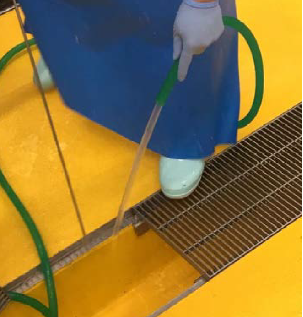 側溝の清掃は泡の立たない電解水を使うことで清掃時時間の短縮になっています。