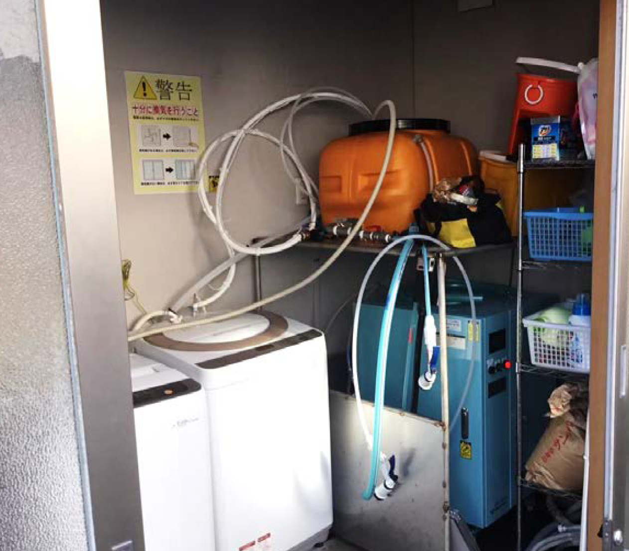 電解水をポリタンクに汲むホースを追加。洗濯だけでなく厨房やトイレに運び清掃に使用しています。