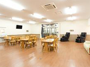 生成した電解水は一度タンクに貯めて、室内の掃除にも使用しています。