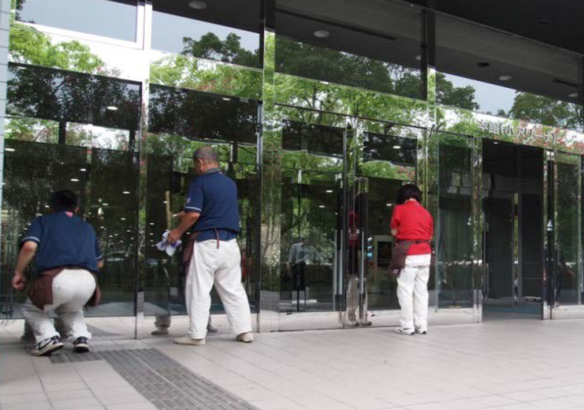 枚数の多い窓ガラス清掃にアルカリ性電解水を活用。これまでより洗剤量や作業量が大幅にダウンしました