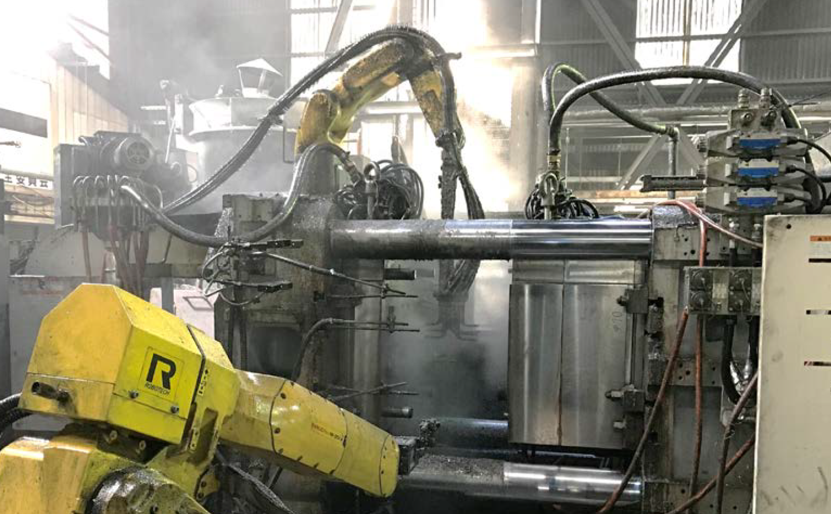 型の離型剤噴霧パーツの清掃にアルカリ性電解水を導入