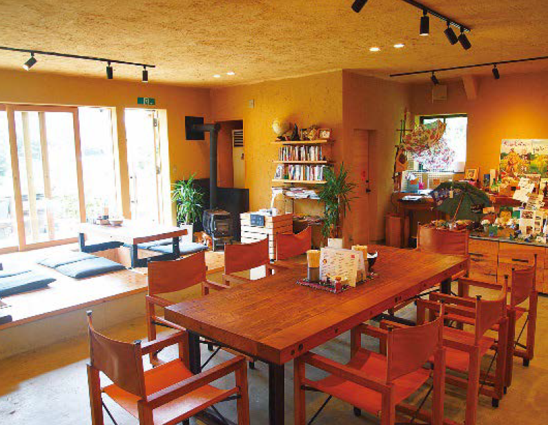 併設の飲食店。厨房と店内の清掃に活用しています。