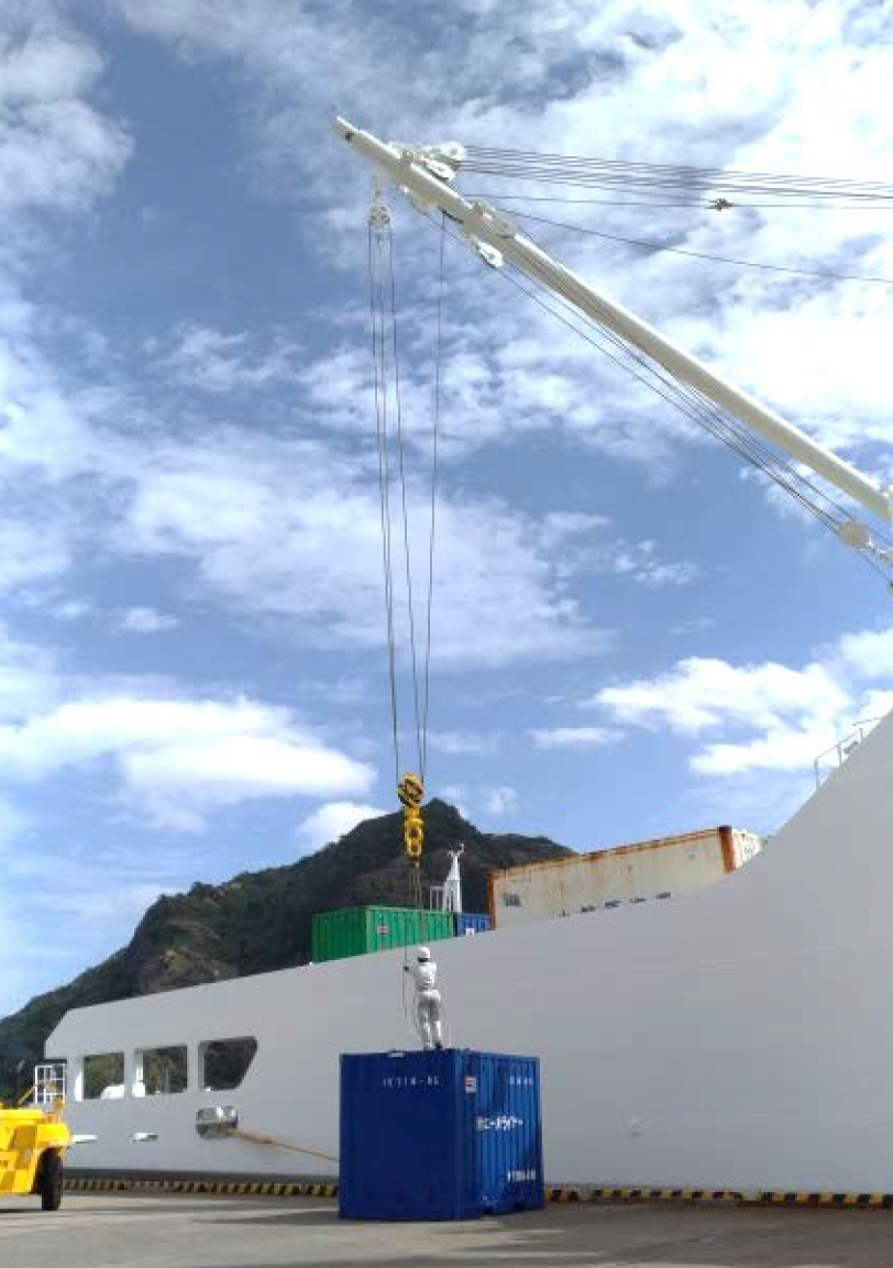 取れずに困っていた「魚用コンテナ」の臭気対策として、電解水による洗浄・消臭を行っています。